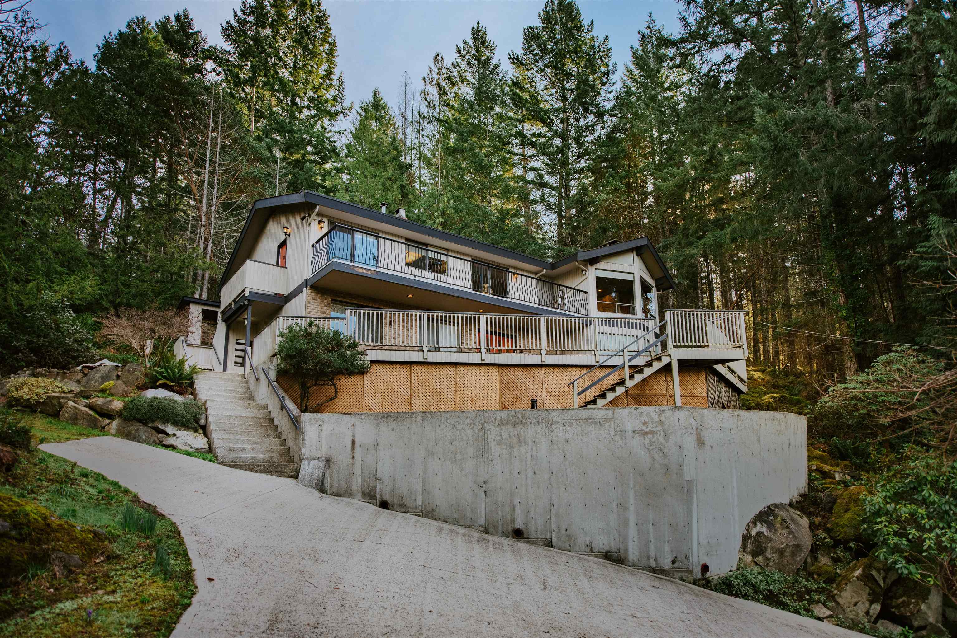 8846 Redrooffs Road Halfmoon Bay For Sale, R3096511 - StrawHomes.com