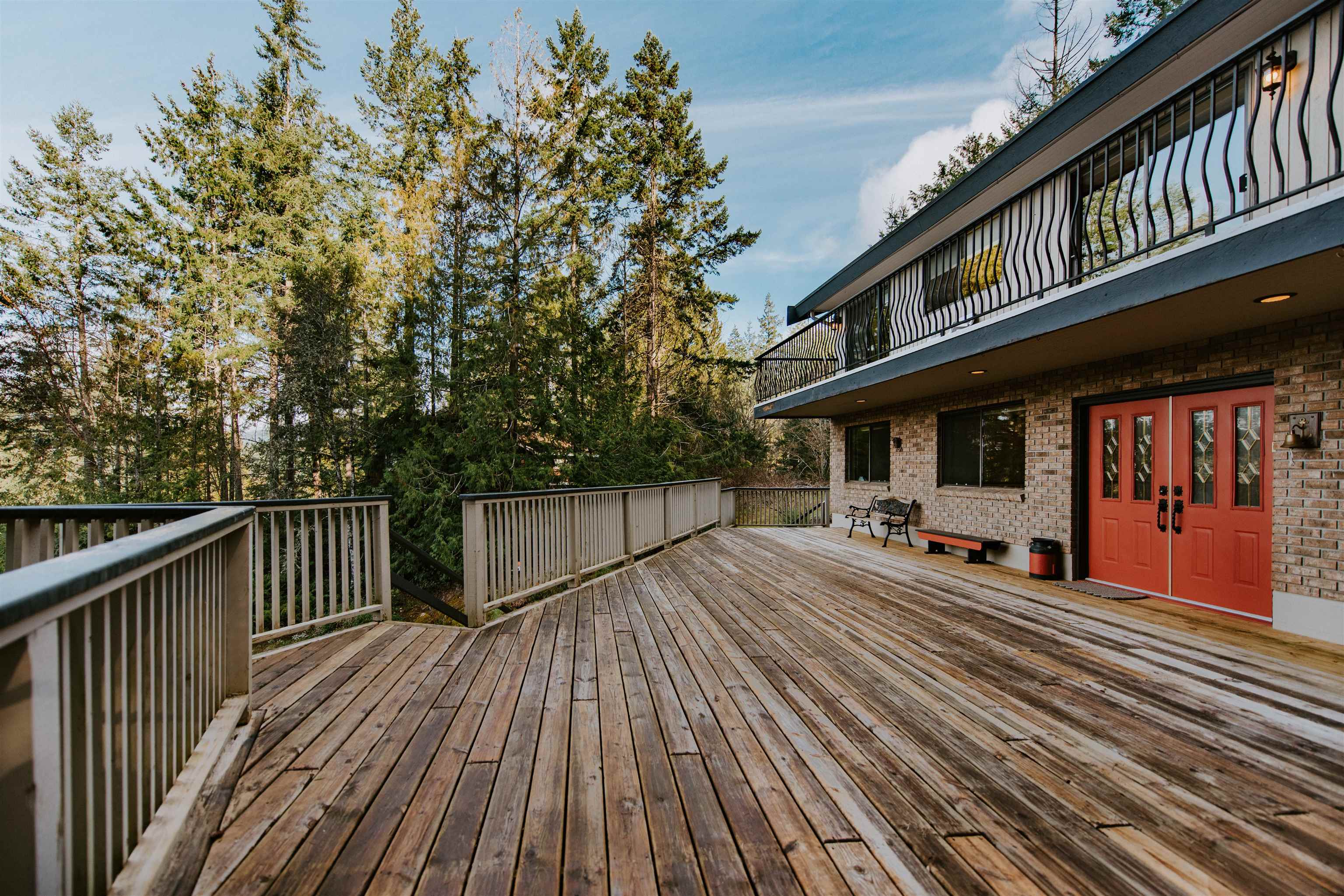 8846 Redrooffs Road Halfmoon Bay For Sale, R3096511 - StrawHomes.com