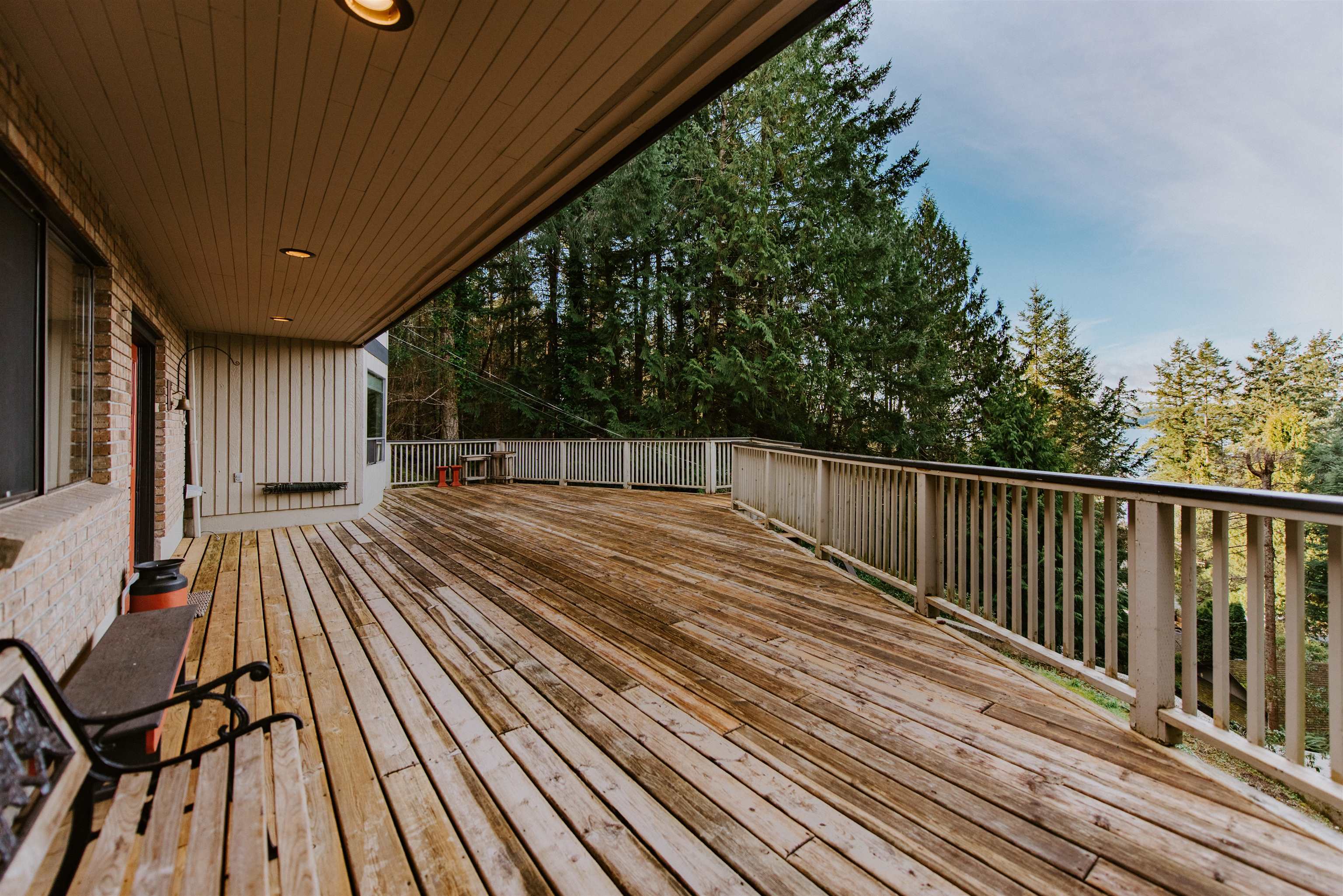 8846 Redrooffs Road Halfmoon Bay For Sale, R3096511 - StrawHomes.com