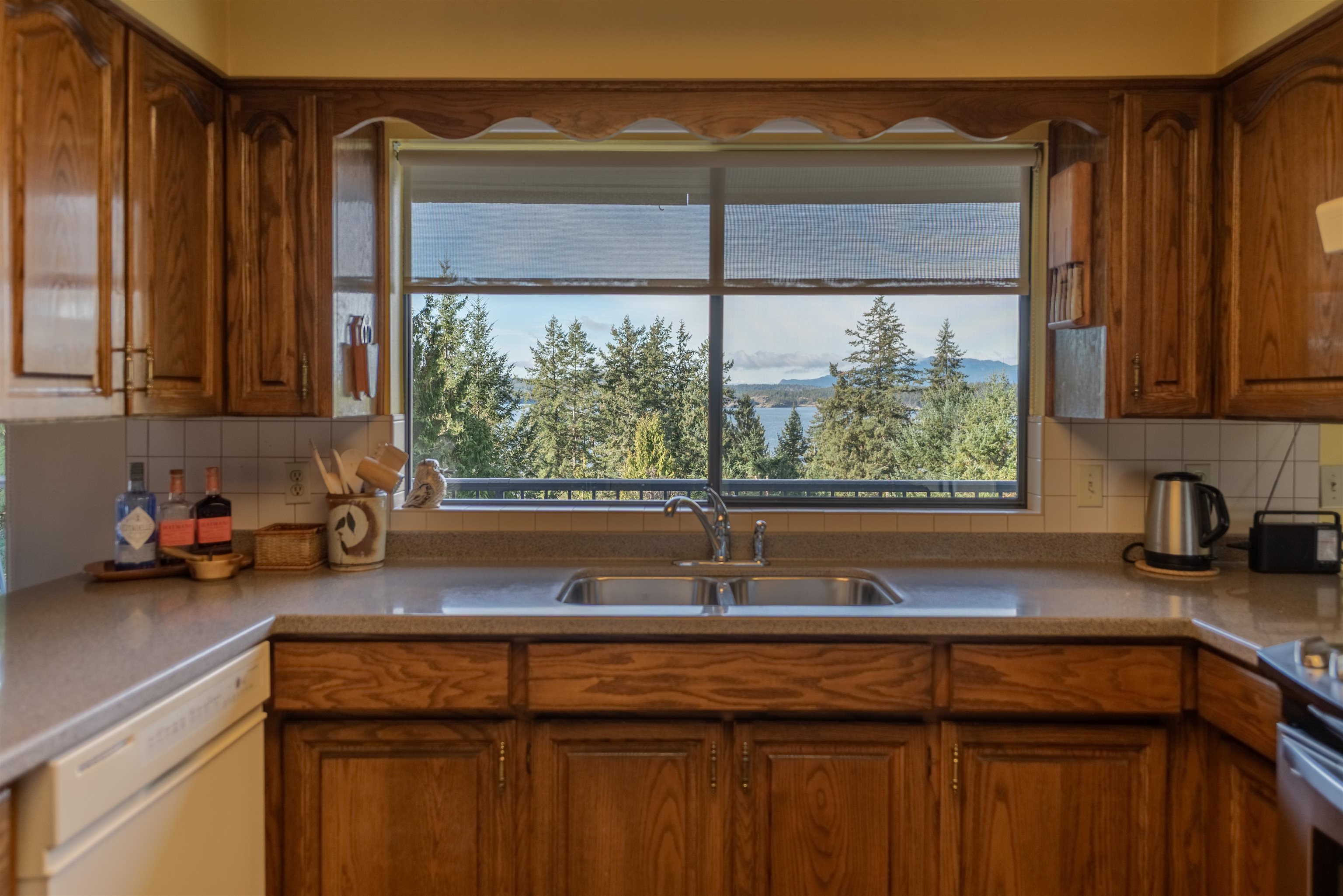 8846 Redrooffs Road Halfmoon Bay For Sale, R3096511 - StrawHomes.com