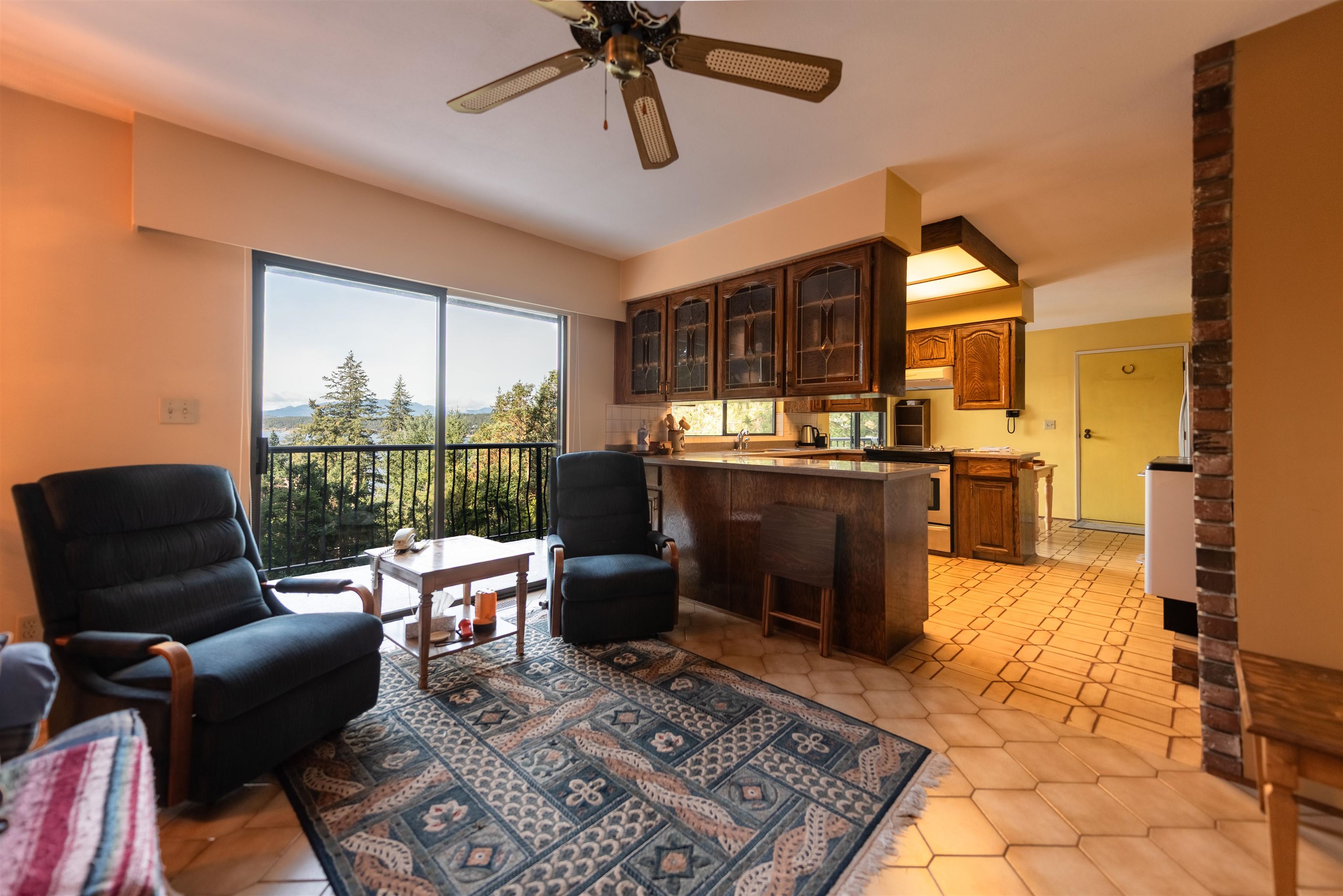 8846 Redrooffs Road Halfmoon Bay For Sale, R3096511 - StrawHomes.com