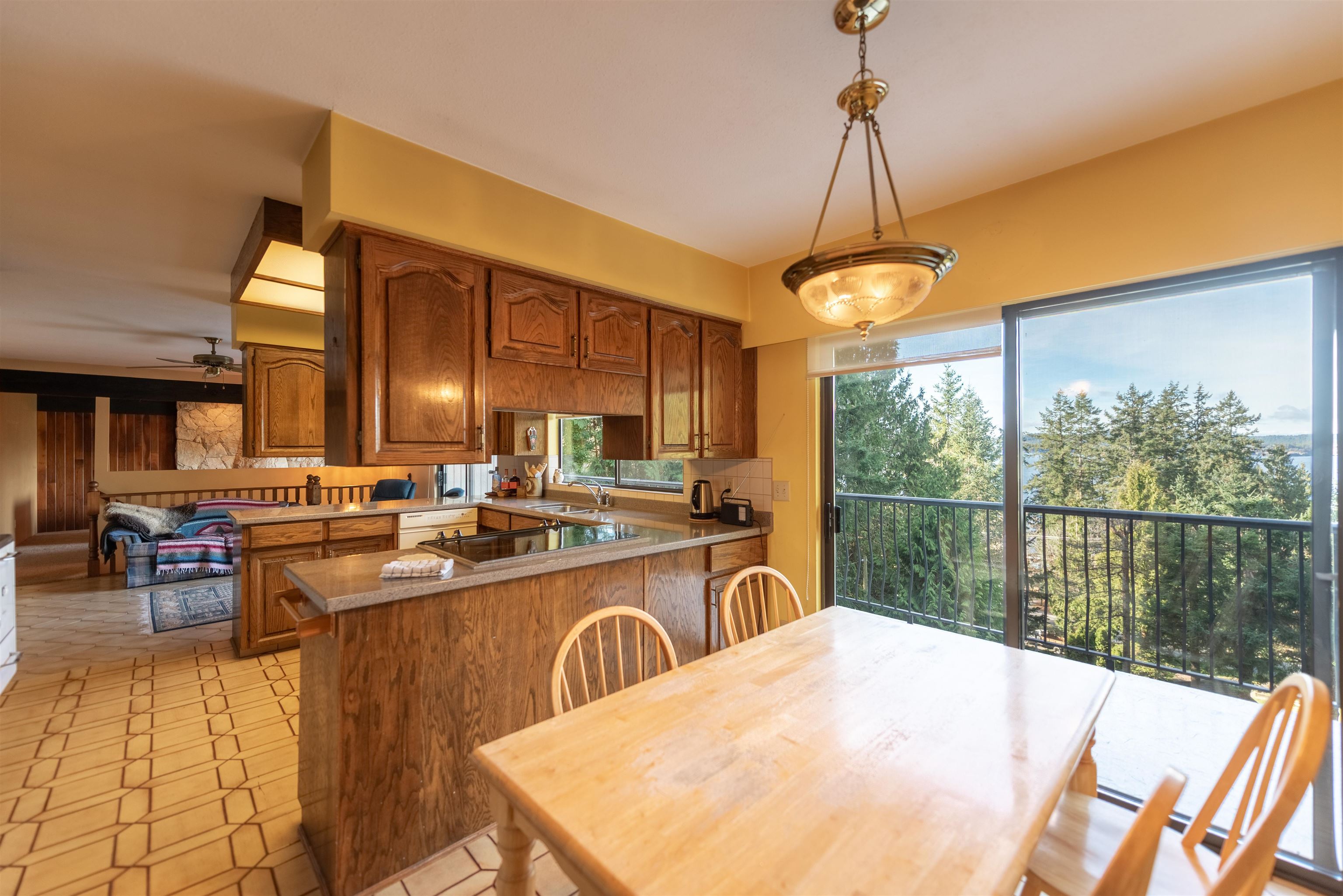 8846 Redrooffs Road Halfmoon Bay For Sale, R3096511 - StrawHomes.com