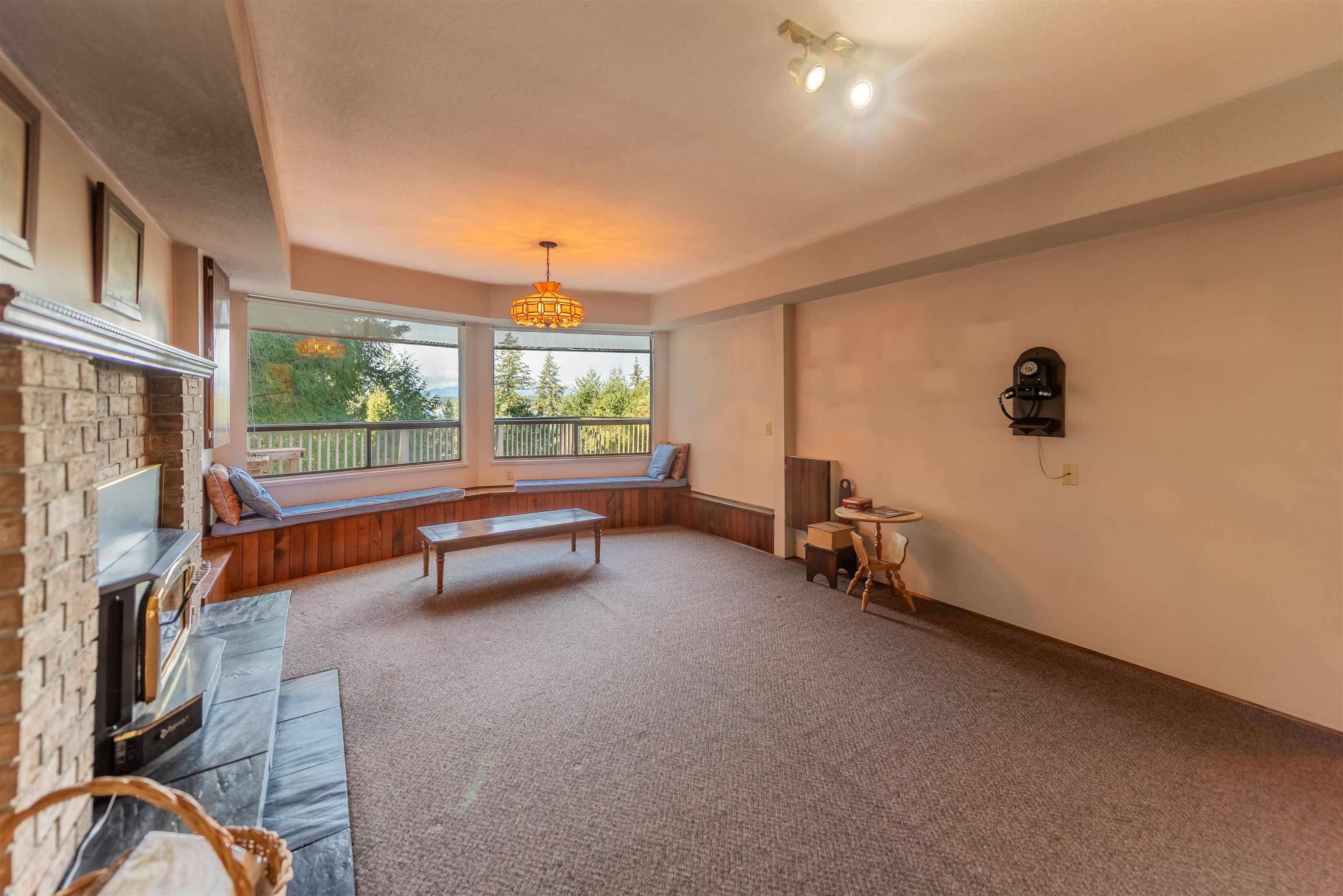 8846 Redrooffs Road Halfmoon Bay For Sale, R3096511 - StrawHomes.com