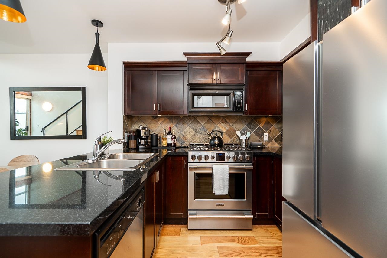425 10 Renaissance Square New Westminster For Sale, R3098588 ...