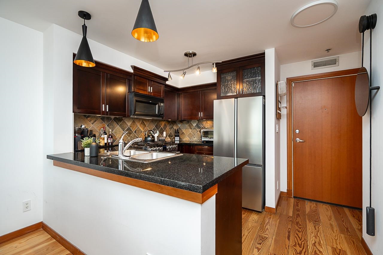 425 10 Renaissance Square New Westminster For Sale, R3098588 ...